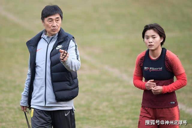 曼城官方：阿森纳女足前锋贝丝·米德加盟，签约至2029年